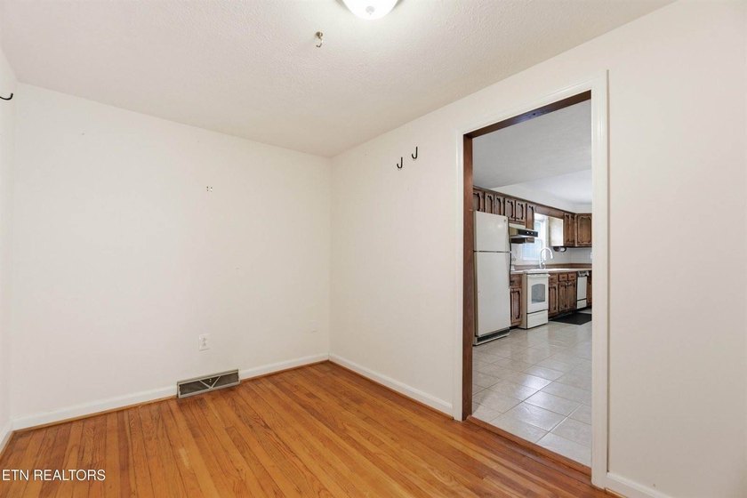 Charming 3 bedroom, 2 bath cottage-style home situated on a - photo 9