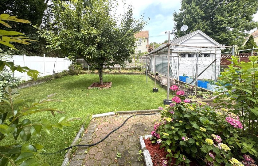 Welcome to this beautifully maintained Center Hall Colonial - photo 30