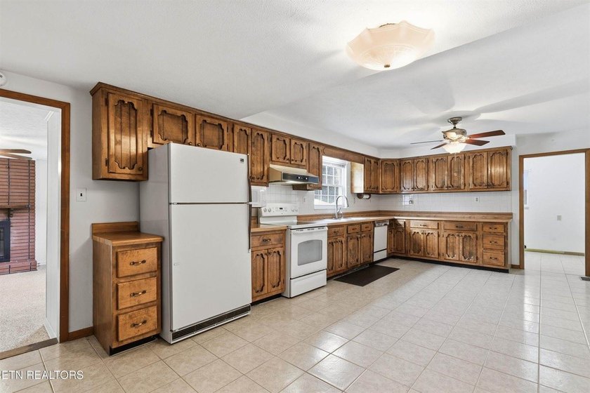 Charming 3 bedroom, 2 bath cottage-style home situated on a - photo 10