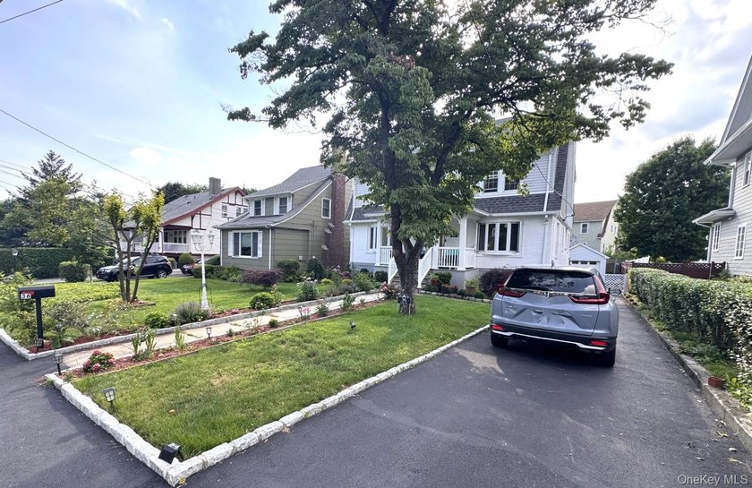 Welcome to this beautifully maintained Center Hall Colonial - photo 33