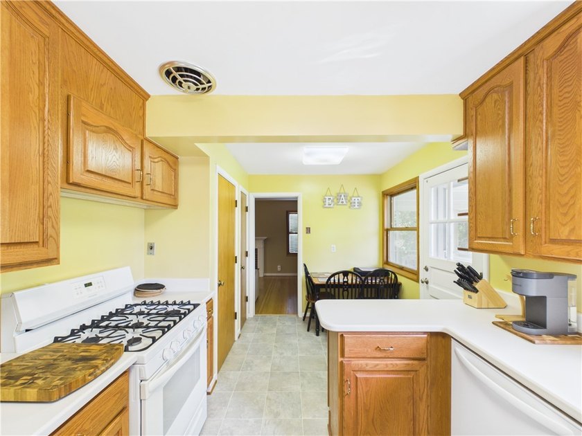 Classic Village Colonial that has been beautifully maintained - photo 15
