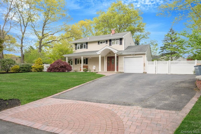Charming, cared-for, and full of curb appeal, this Ridge - photo 2