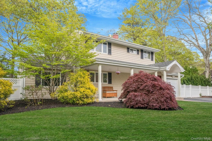 Charming, cared-for, and full of curb appeal, this Ridge - photo 3