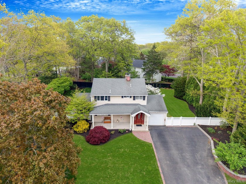 Charming, cared-for, and full of curb appeal, this Ridge - photo 4