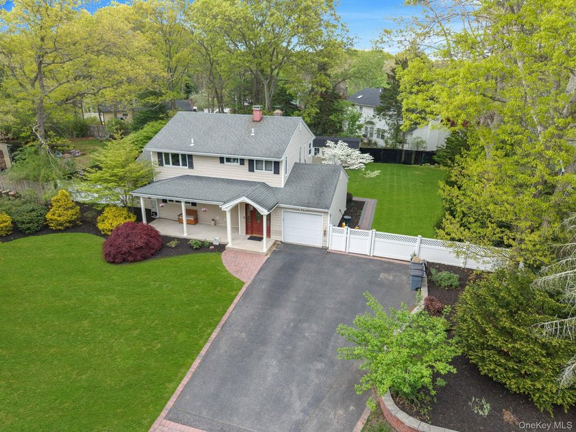 Charming, cared-for, and full of curb appeal, this Ridge - photo 5