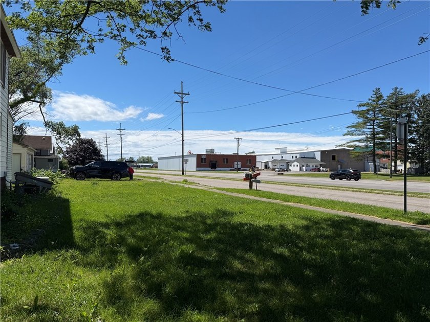 Exceptional opportunity in a highly visible location! Zoned for - photo 5