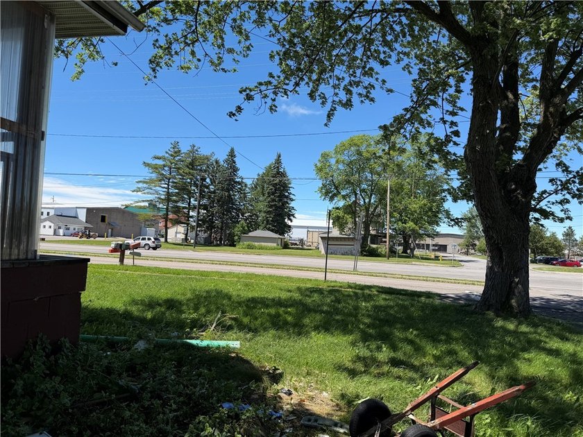 Exceptional opportunity in a highly visible location! Zoned for - photo 6