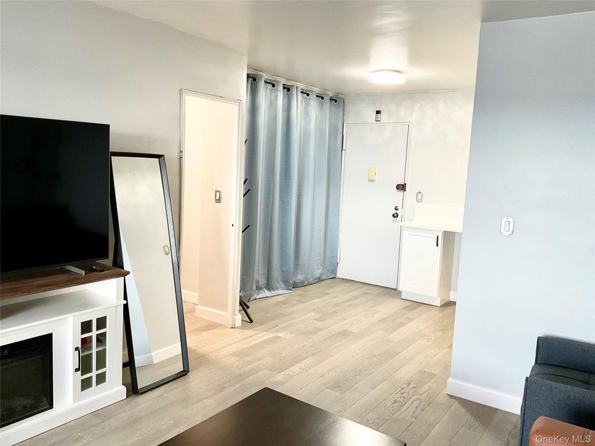This beautiful pet friendly residence offers a bright, spacious - photo 11