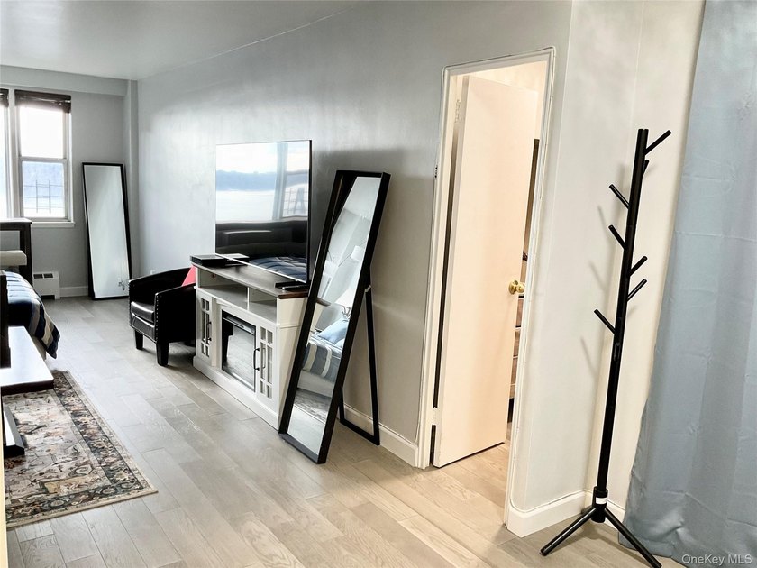 This beautiful pet friendly residence offers a bright, spacious - photo 12