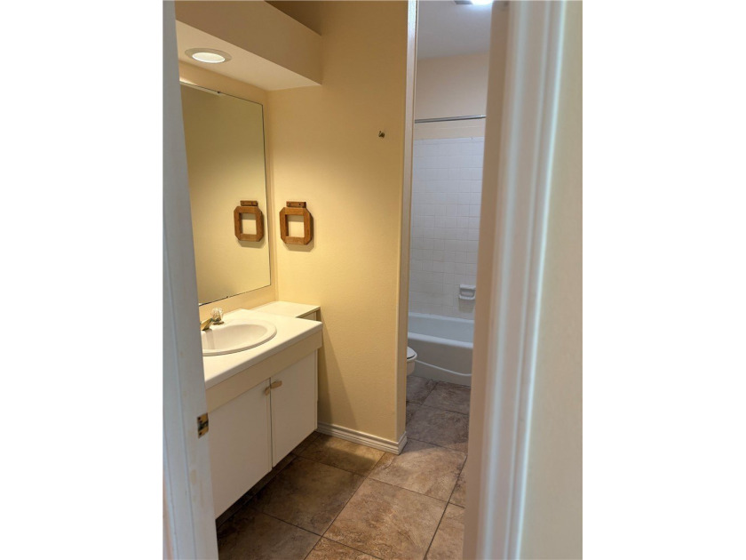 What a great place to call home in the quiet, sophisticated Oak - photo 15