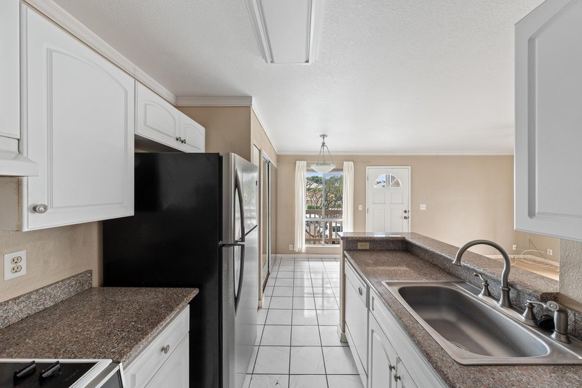 This inviting, gently loved unit offers Haleakala views from the - photo 15