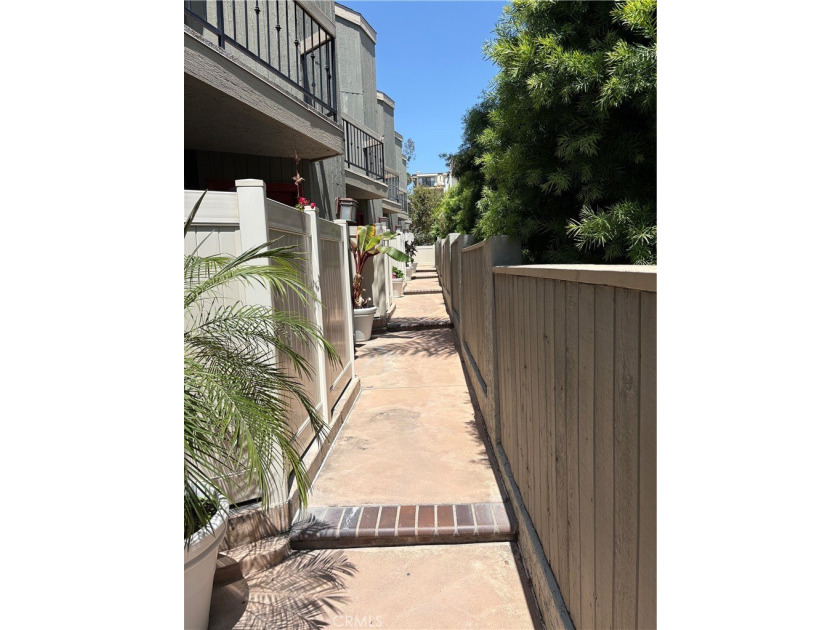 Charming tri-level townhome in Signal Hill featuring 2 bedrooms - photo 3
