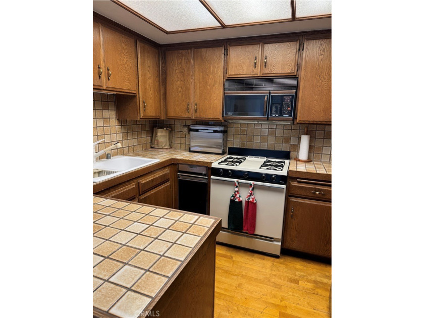 Charming tri-level townhome in Signal Hill featuring 2 bedrooms - photo 4