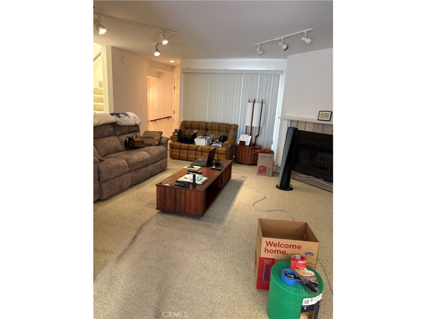 Charming tri-level townhome in Signal Hill featuring 2 bedrooms - photo 6