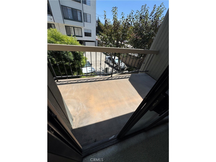 Charming tri-level townhome in Signal Hill featuring 2 bedrooms - photo 10