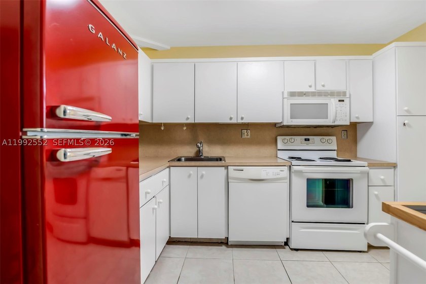 Fantastic opportunity for buyers and investors. 55+ community - photo 2