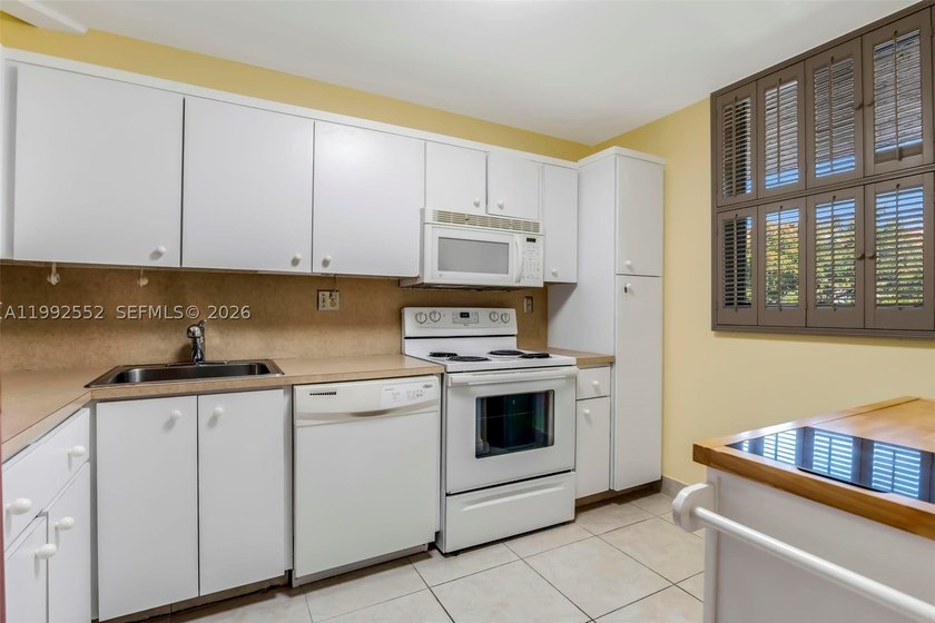 Fantastic opportunity for buyers and investors. 55+ community - photo 3