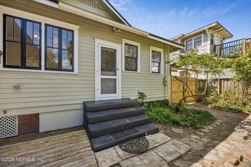 Cute Riverside bungalow with open porch and porch swing - a - photo 25