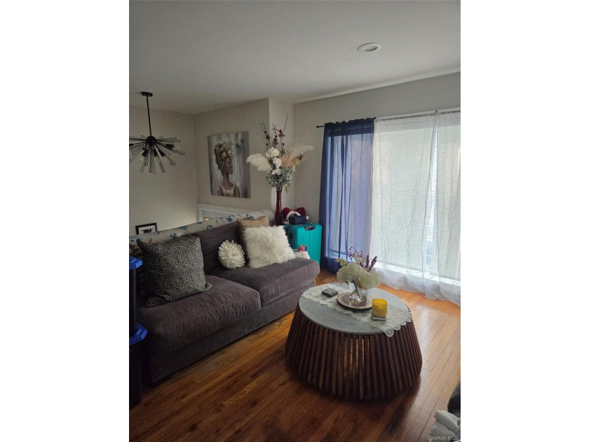 Clean high ranch in exclusive Far Rockaway area. Corner property - photo 3
