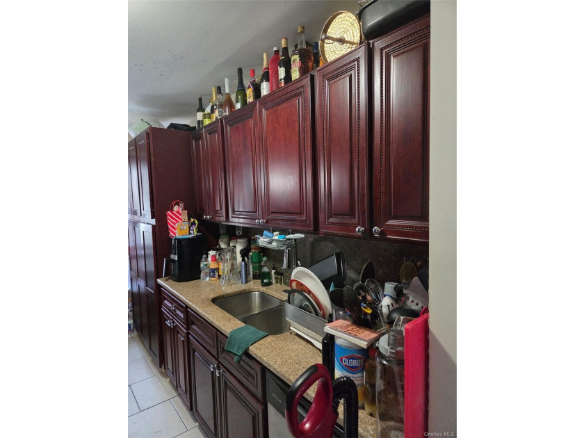 Clean high ranch in exclusive Far Rockaway area. Corner property - photo 7