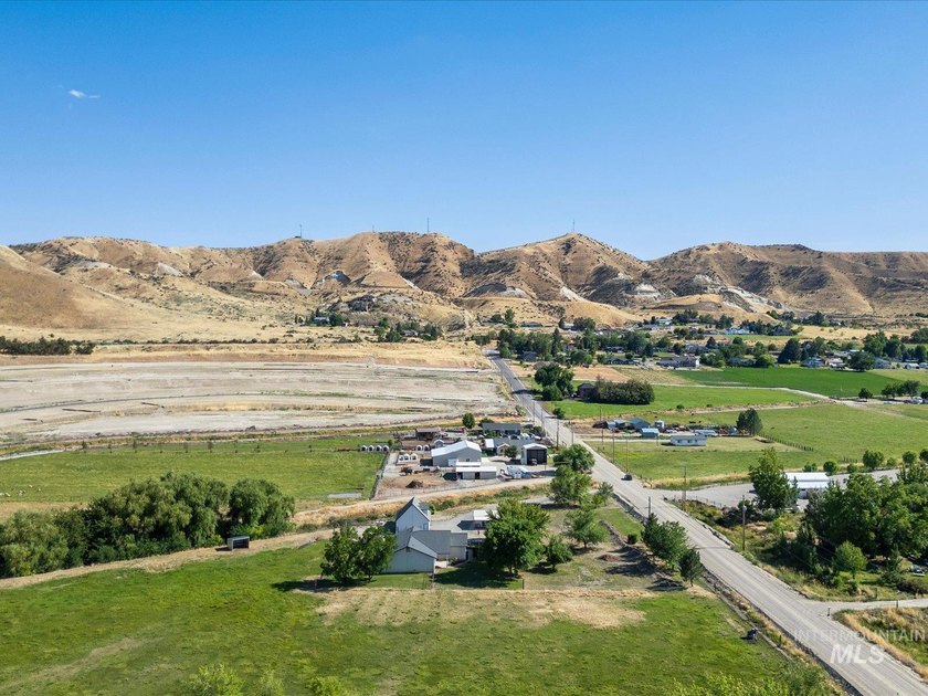 Nestled at the base of Emmett's desirable southeast hills, this - photo 5