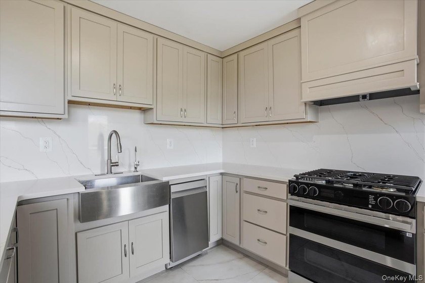 Welcome to this spacious and beautifully updated 3bd/2bth - photo 8