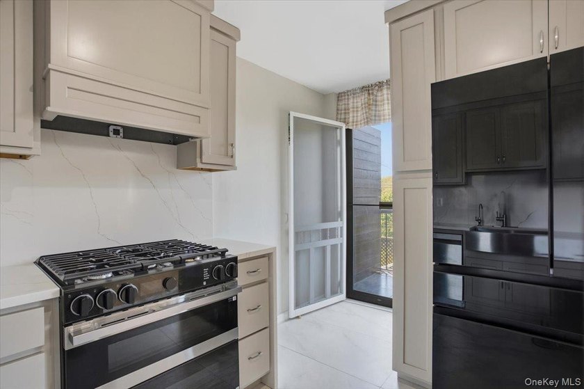 Welcome to this spacious and beautifully updated 3bd/2bth - photo 9