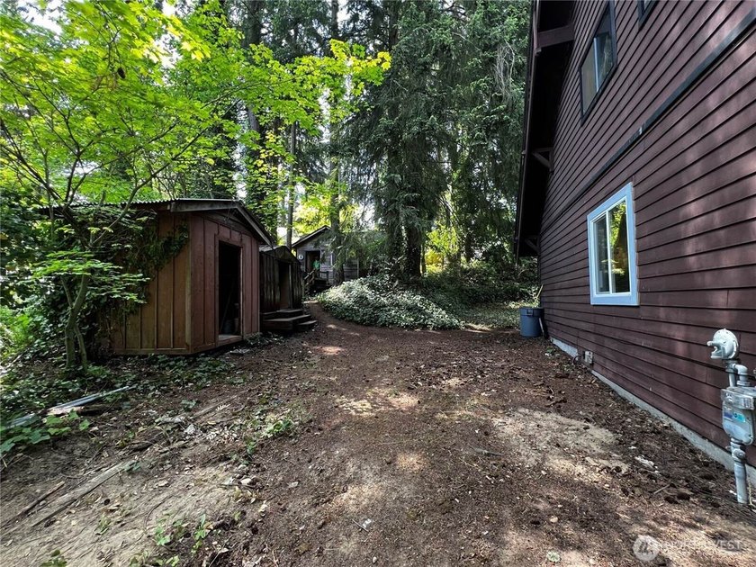 *PRICE IMPROVEMENT* This lovely Shoreline home features 2 - photo 3