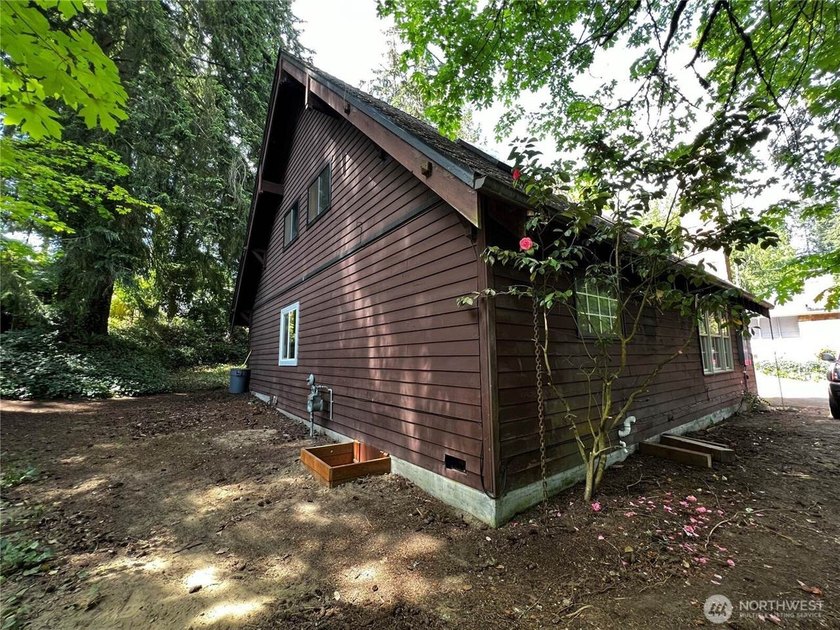 *PRICE IMPROVEMENT* This lovely Shoreline home features 2 - photo 4