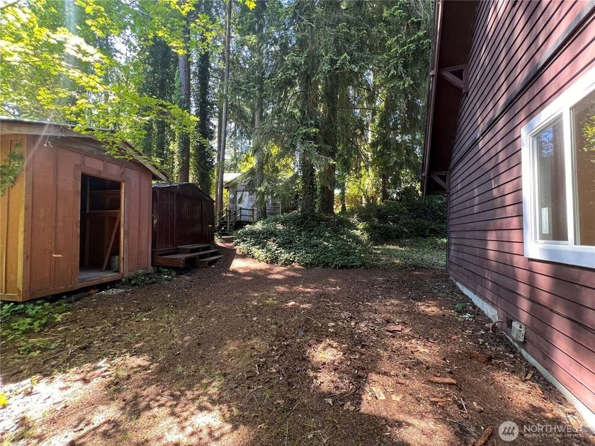 *PRICE IMPROVEMENT* This lovely Shoreline home features 2 - photo 6
