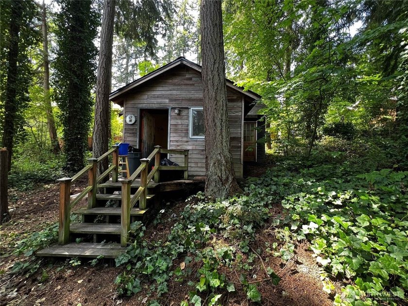 *PRICE IMPROVEMENT* This lovely Shoreline home features 2 - photo 7
