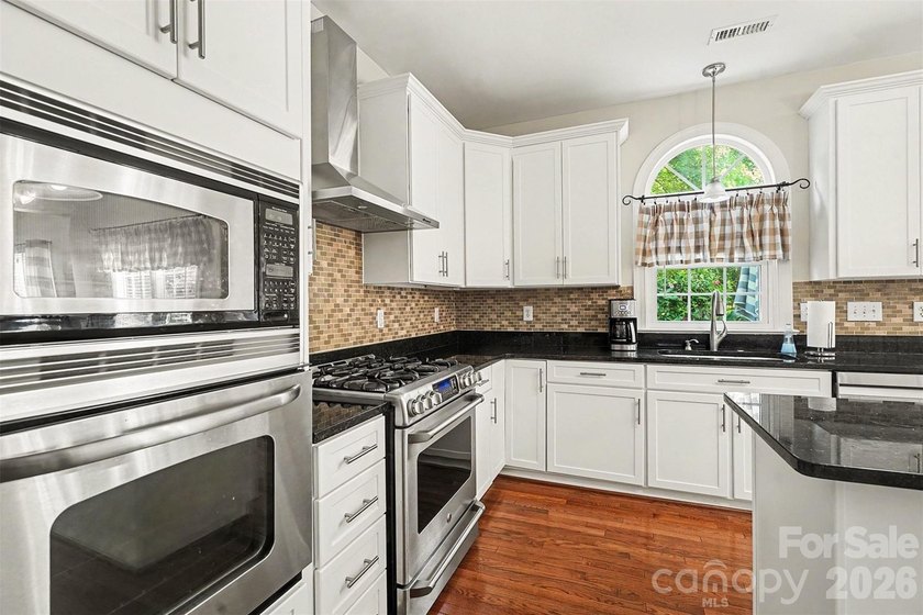 Welcome to sought after Hunter Oaks! This beautifully maintained - photo 9