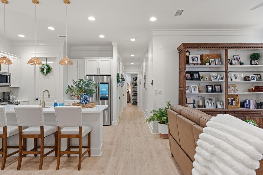 Price Improvement! Incredibly charming home! This beautiful 3 - photo 5