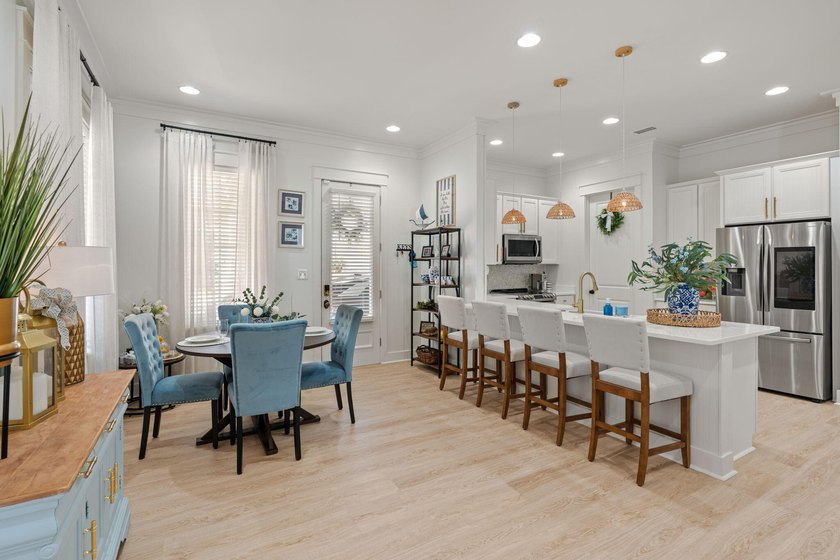 Price Improvement! Incredibly charming home! This beautiful 3 - photo 6