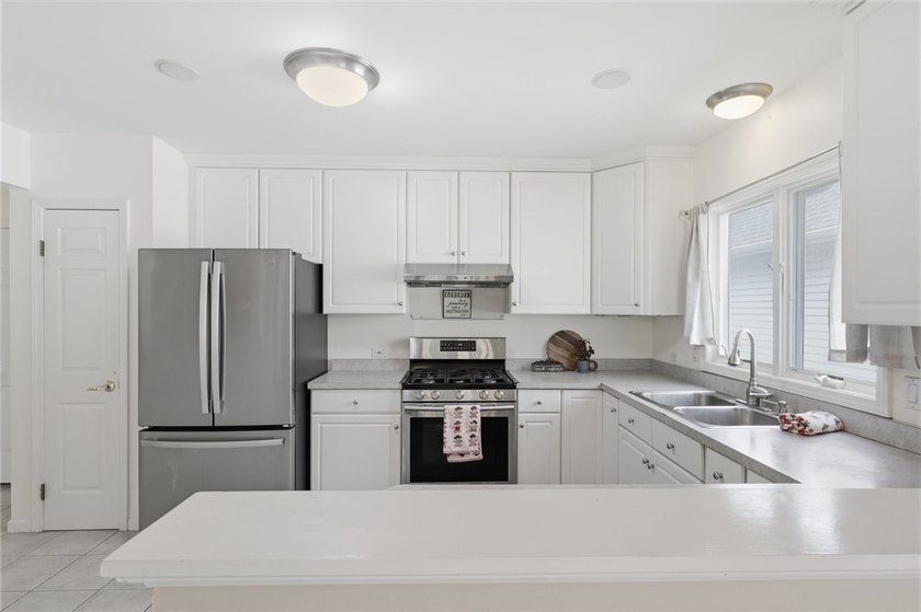Welcome to 770 Bel Arbor Trail, where refined first-floor living - photo 10