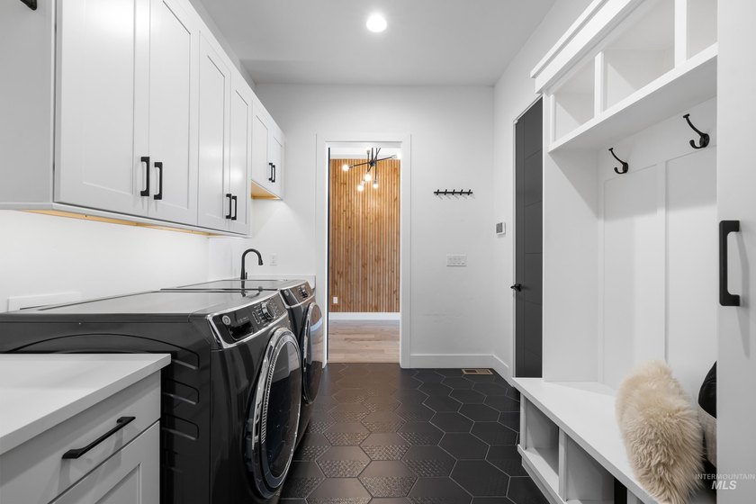 Meticulously maintained &amp; in nearly new condition, this - photo 31