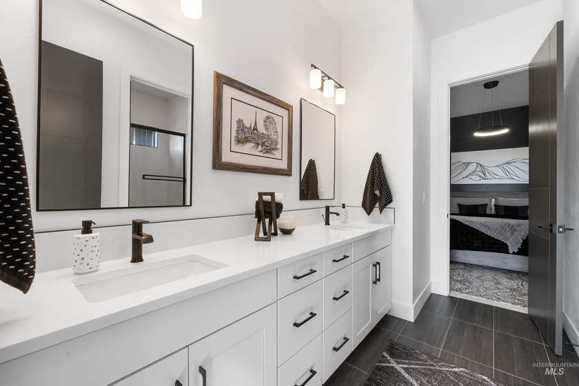 Meticulously maintained &amp; in nearly new condition, this - photo 34