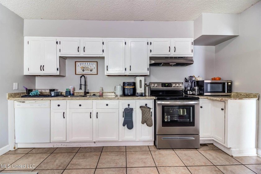Welcome to this charming three-bedroom, two-bathroom - photo 3