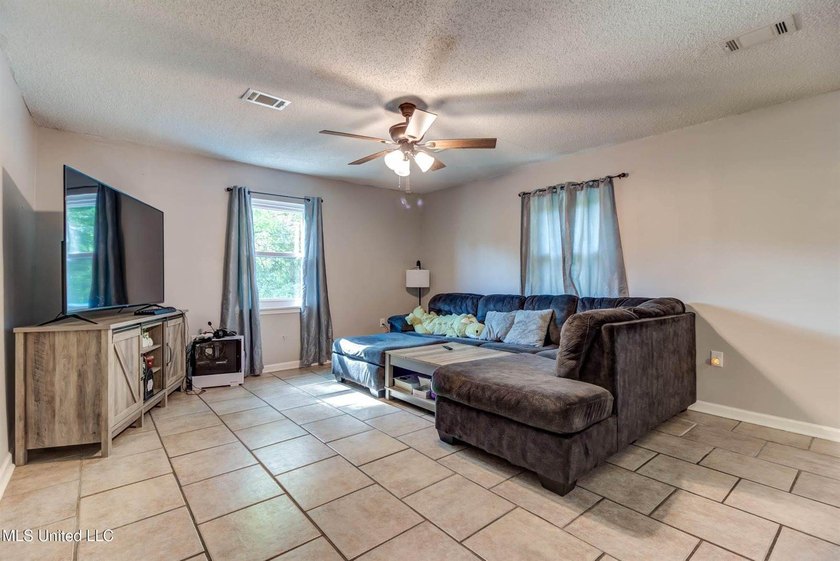 Welcome to this charming three-bedroom, two-bathroom - photo 5