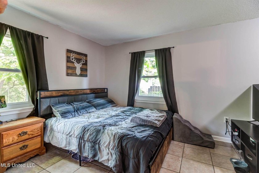 Welcome to this charming three-bedroom, two-bathroom - photo 6