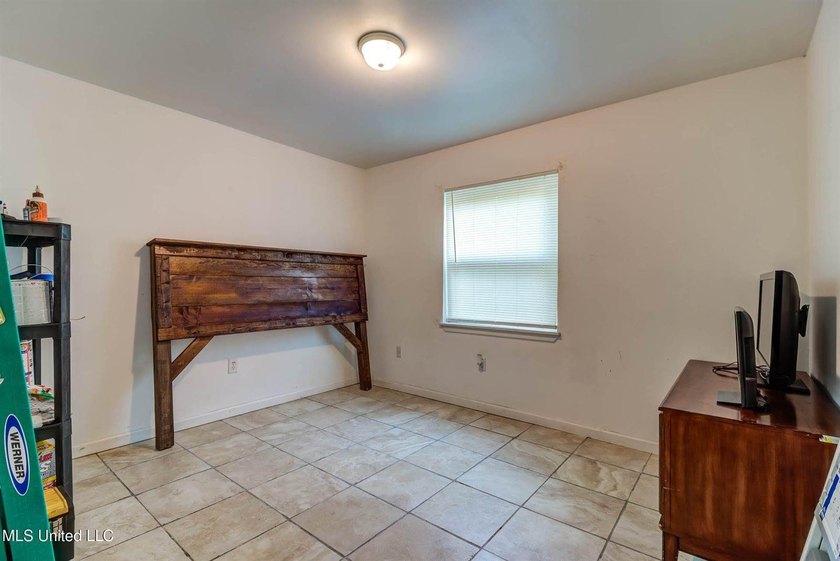 Welcome to this charming three-bedroom, two-bathroom - photo 8