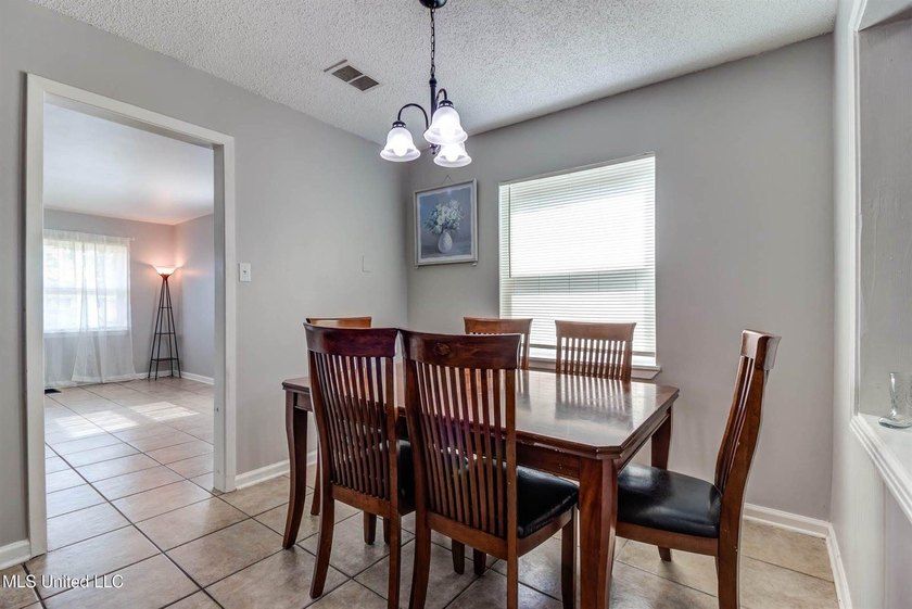 Welcome to this charming three-bedroom, two-bathroom - photo 9