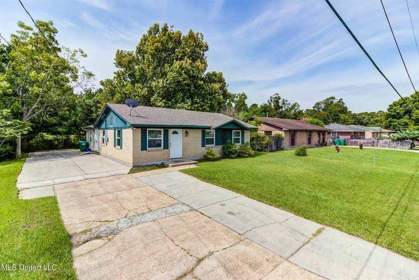 Welcome to this charming three-bedroom, two-bathroom - photo 10