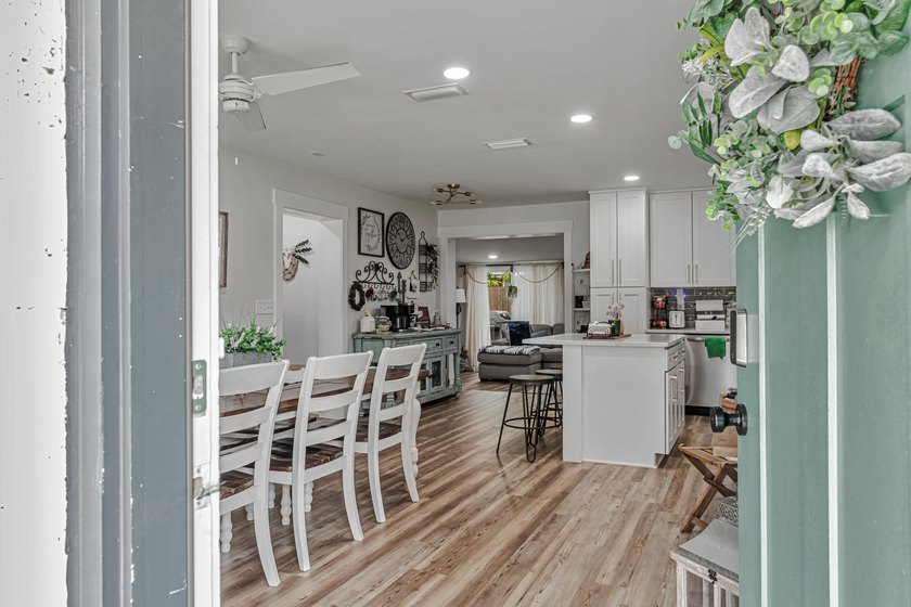 Completely Remodeled &amp; Ready for Your Family in Valparaiso! - photo 8