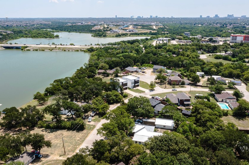 Experience modern waterfront luxury in this stunning - photo 17