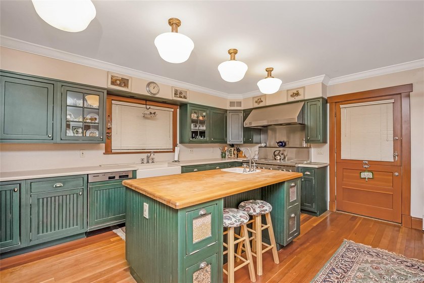 You will fall in love with this stunning colonial home in the - photo 10