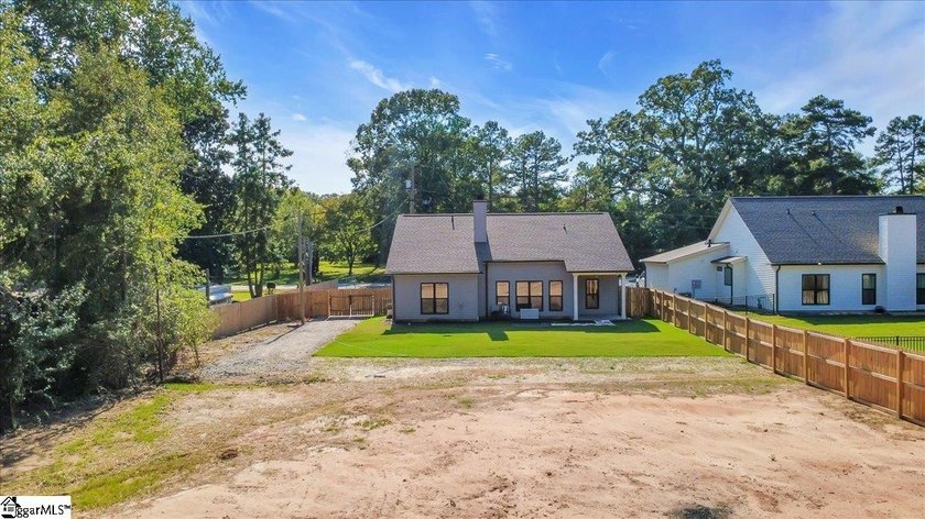 Welcome to this better-than-new craftsman-style ranch, just one - photo 34