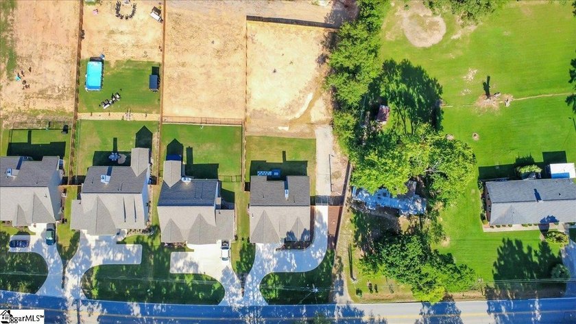 Welcome to this better-than-new craftsman-style ranch, just one - photo 36