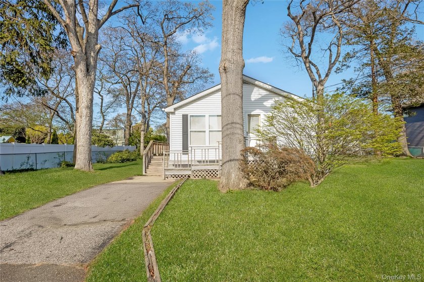 Beautiful prefab Ranch built in 1990, situated on a quiet - photo 3