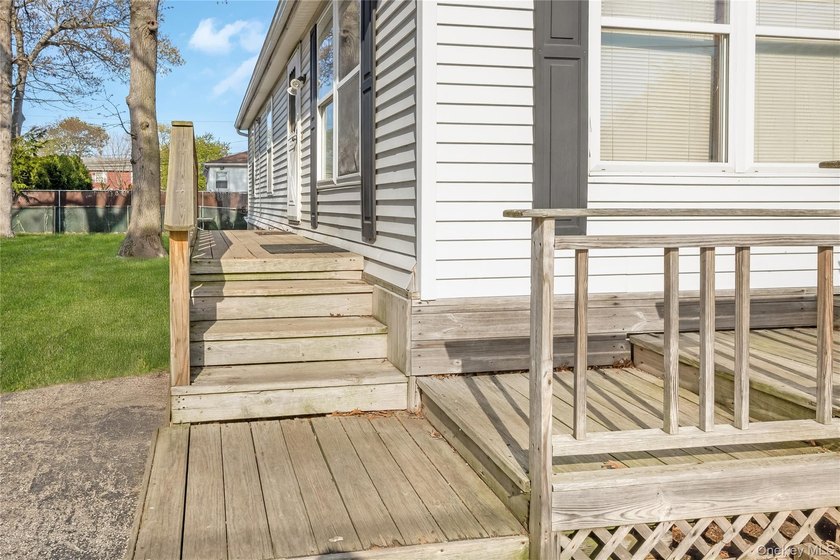 Beautiful prefab Ranch built in 1990, situated on a quiet - photo 4